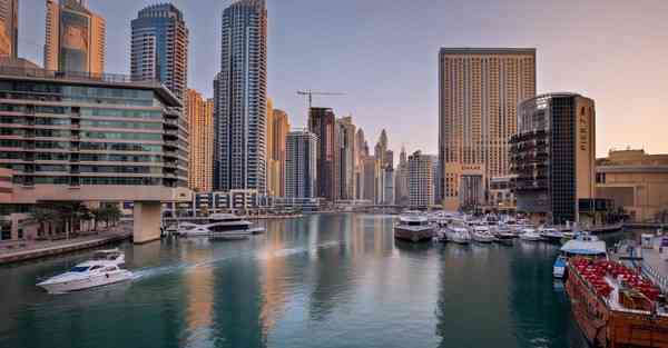 人工智能机器人和人谈恋爱